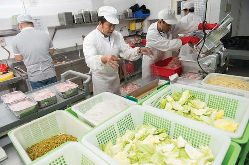 又大又紅的番茄不要買 是打了催熟劑的 吃了會(huì)致癌 建議了解一下